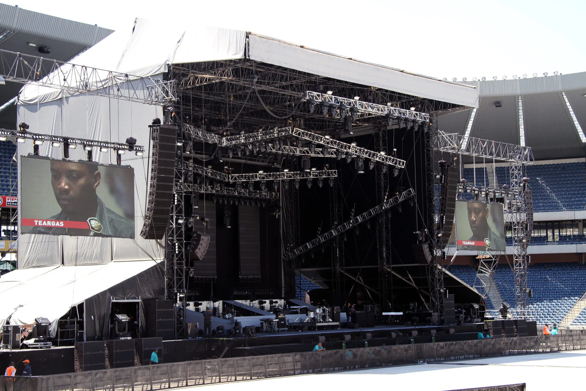 Large-scale concert production with main-stage lighting and rigging by B&W Productions
